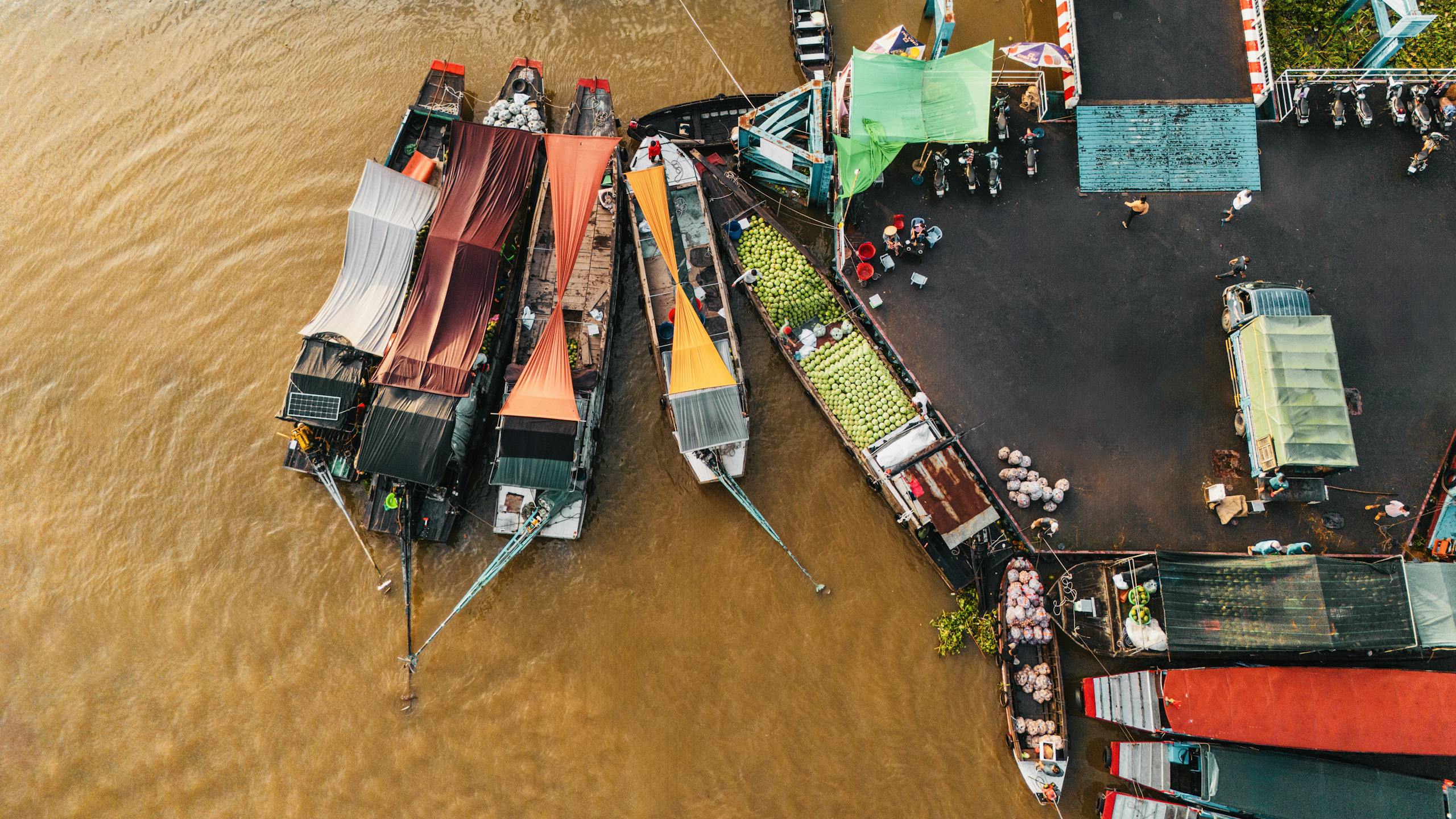 A vibrant aerial shot of Cái Răng Floating Market in Cần Thơ, Vietnam showcasing bustling trade.
